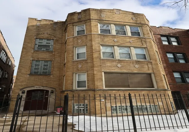 7751-s-phillips-ave-chicago-il-60649/hzid_8aa3dff1