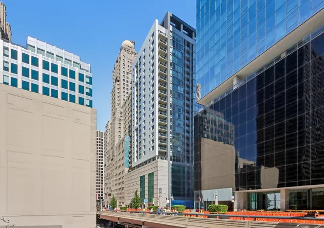 160-e-illinois-st-1704-chicago-il-60611/hzid_1484c568