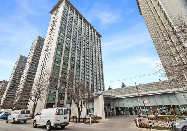 3600-n-lake-shore-dr-2205-chicago-il-60613/hzid_179c85d6