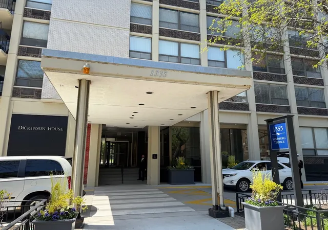 1355-n-sandburg-ter-206d-chicago-il-60610/hzid_d3caa026