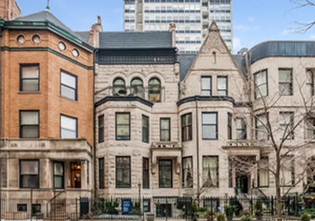 33-e-division-st-chicago-il-60610/hzid_65b4e20a