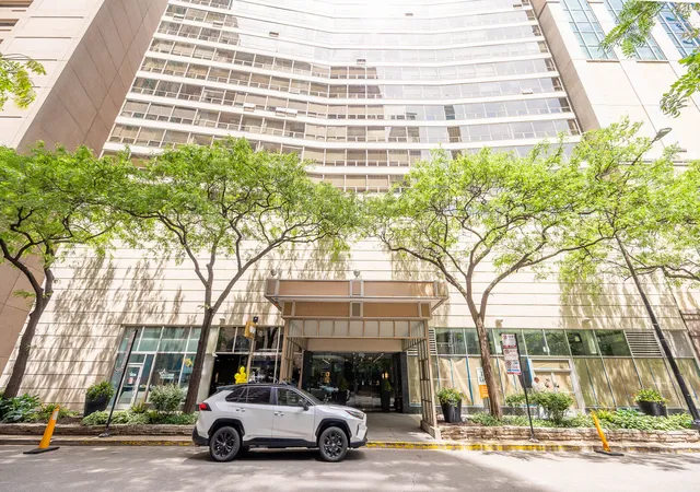 110-e-delaware-pl-1702-chicago-il-60611/hzid_7bafb8b1