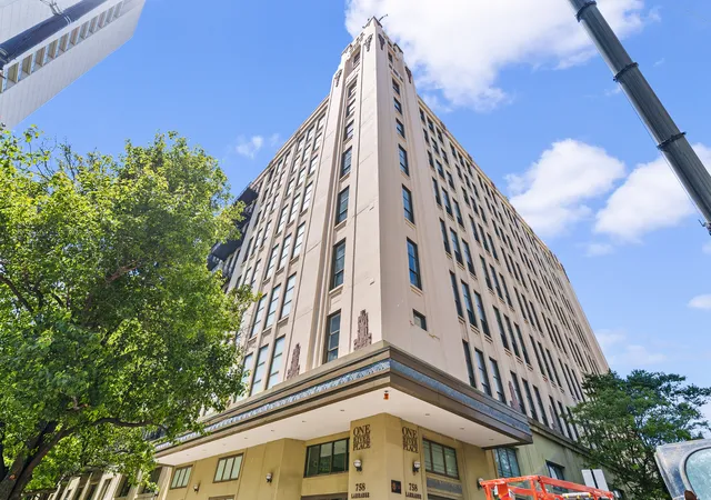 758-n-larrabee-st-305-chicago-il-60654/hzid_4e82b127