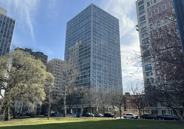 2400-n-lakeview-ave-402-chicago-il-60614/hzid_77bb82a2