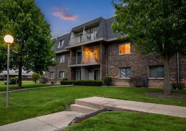 876-blossom-ln-203-prospect-heights-il-60070/hzid_5d6125f9