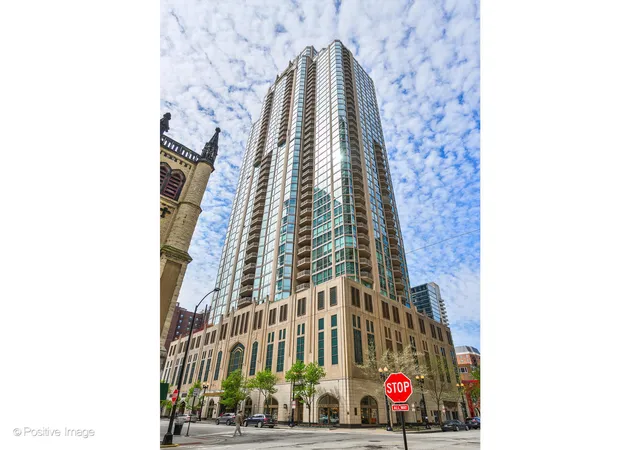 21-e-huron-st-3204-chicago-il-60611/hzid_5c845b11