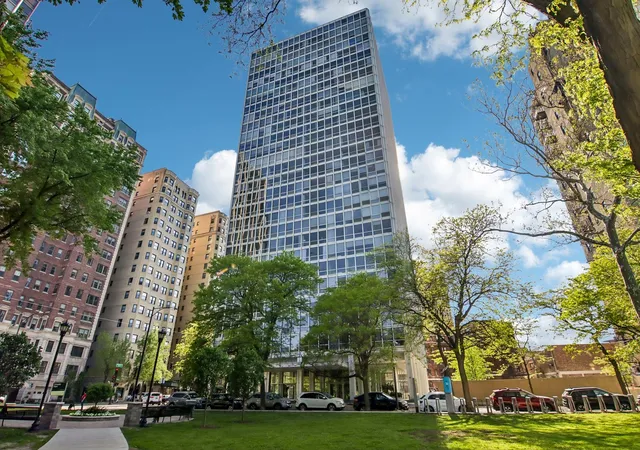 2400-n-lakeview-ave-1704-chicago-il-60614/hzid_a4854c7b