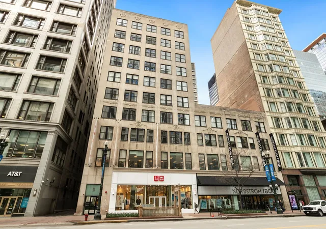 20-n-state-st-611-chicago-il-60602/hzid_d9c42ef6