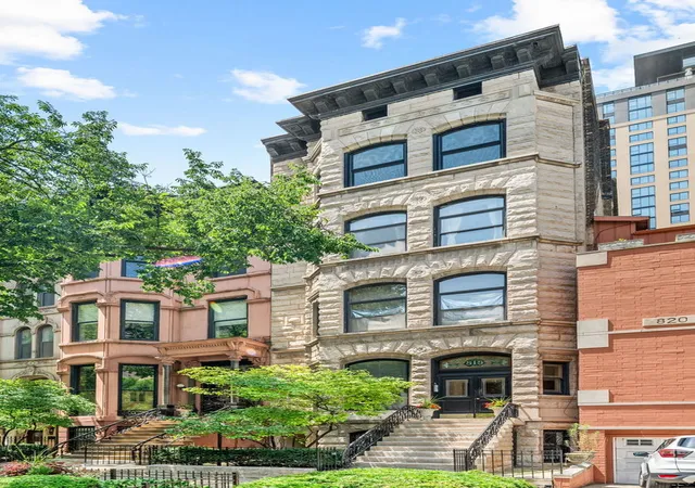 818-n-dearborn-st-br-chicago-il-60610/hzid_66c4ed2a