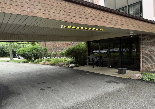 1018-castilian-ct-203-glenview-il-60025/hzid_310a36e2
