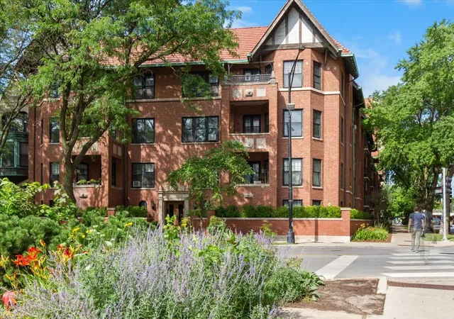 1633-e-hyde-park-blvd-1d-chicago-il-60615/hzid_cb3152f4