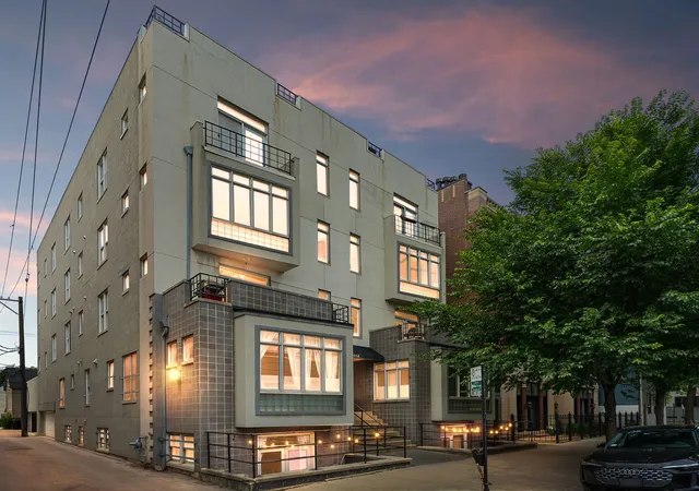 2814-n-sheffield-ave-2s-chicago-il-60657/hzid_d52e695a