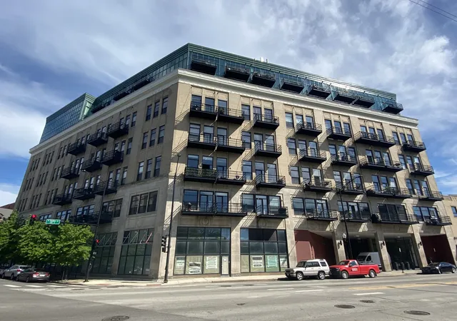 1645-w-ogden-ave-440-chicago-il-60612/hzid_a9e1890e