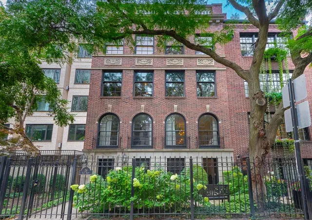24-e-scott-st-2-chicago-il-60610/hzid_7d71be25