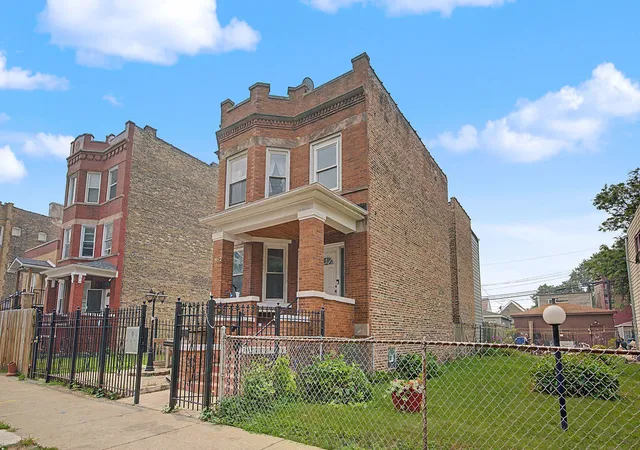 852-n-springfield-ave-chicago-il-60651/hzid_e20f55d7