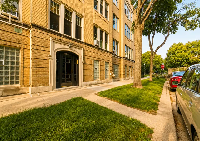 2208-w-winnemac-ave-apt2-chicago-il-60625/hzid_13fc55aa