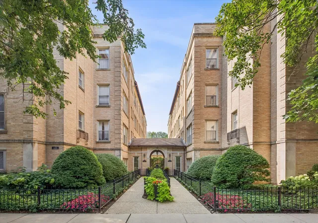 1733-w-balmoral-ave-3a-chicago-il-60640/hzid_dc9f57ff