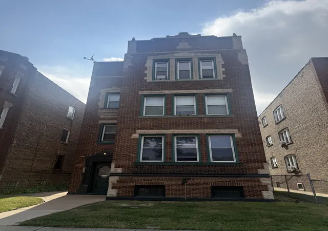 8942-s-blackstone-ave-chicago-il-60619/hzid_82e10e96