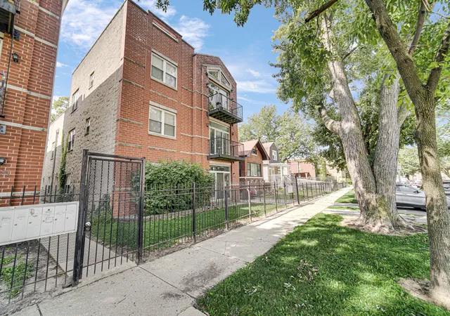 5933-w-huron-st-1s-chicago-il-60644/hzid_6765c536