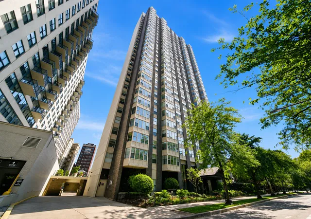 525-w-hawthorne-pl-2004-chicago-il-60657/hzid_748cccff