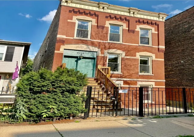 2215-n-campbell-ave-3f-chicago-il-60647/hzid_813817cc