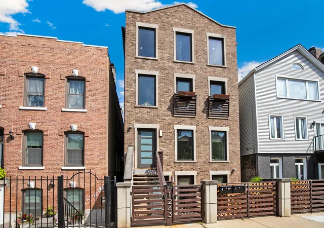 1243-n-cleaver-st-2-chicago-il-60642/hzid_e148e5b5