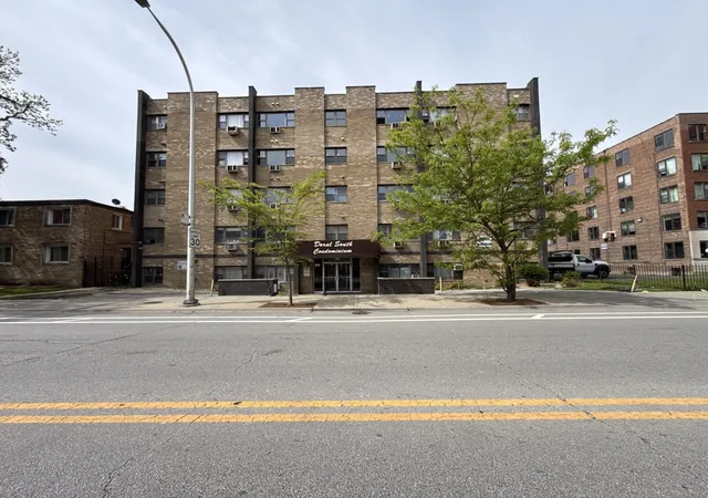 7854-s-south-shore-dr-513-chicago-il-60649/hzid_bf4aa136