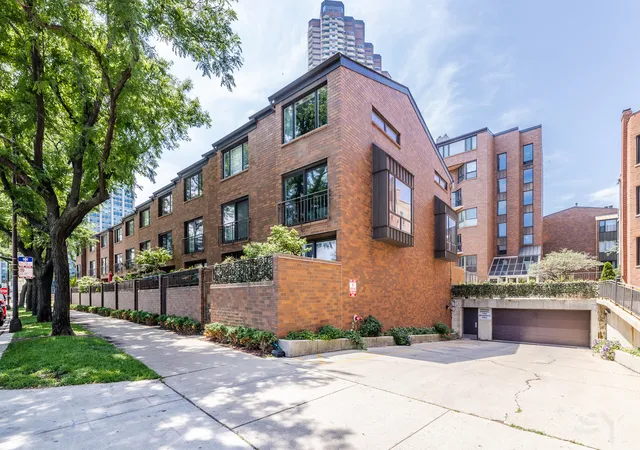3700-n-lake-shore-dr-303-chicago-il-60613/hzid_ed67857f