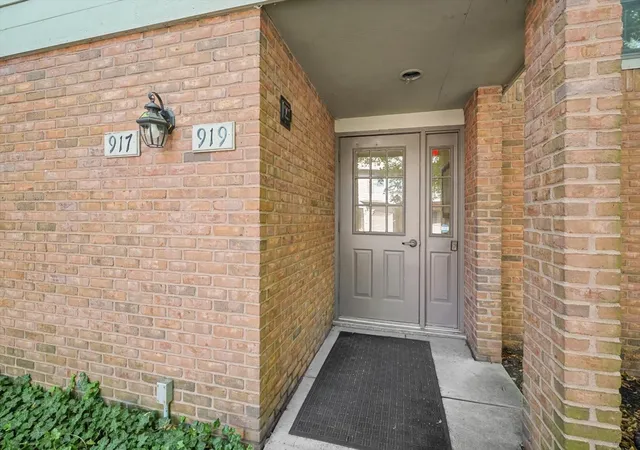 917-a-cheshire-dr-a-champaign-il-61821/hzid_fb9b1b0a