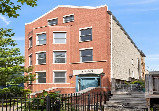 1338-w-addison-st-2-chicago-il-60613/hzid_bfb2d011