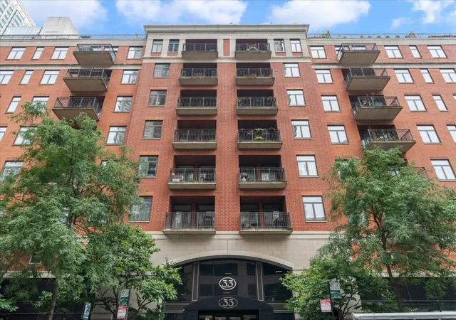 33-w-huron-st-402-chicago-il-60654/hzid_e9419116