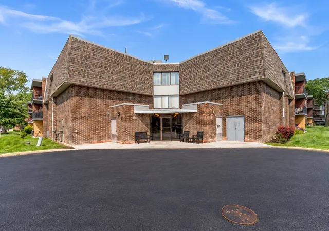 924-s-lake-ct-105-westmont-il-60559/hzid_9e3cf251