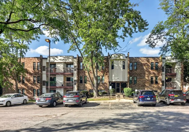 2212-country-clb-dr-21-woodridge-il-60517/hzid_fdcbd6f0