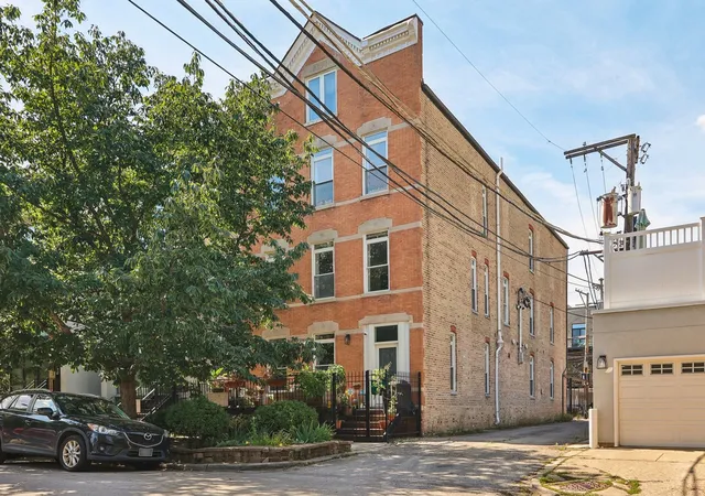 2228-n-hamilton-ave-2f-chicago-il-60647/hzid_65ac97d1