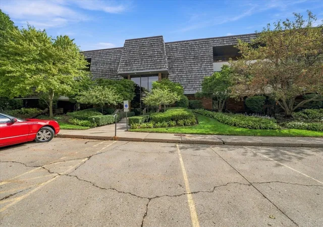 100-red-top-dr-303-libertyville-il-60048/hzid_b05dc325