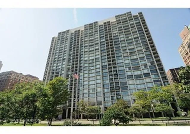 3200-n-lake-shore-dr-410-chicago-il-60657/hzid_36f0b032