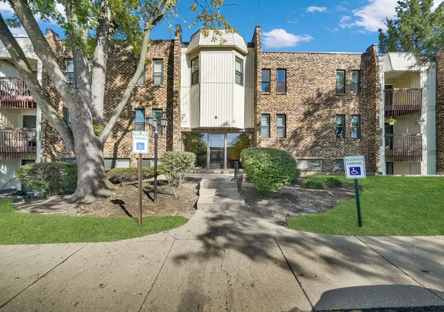 2212-country-clb-dr-22c-woodridge-il-60517/hzid_34367e24