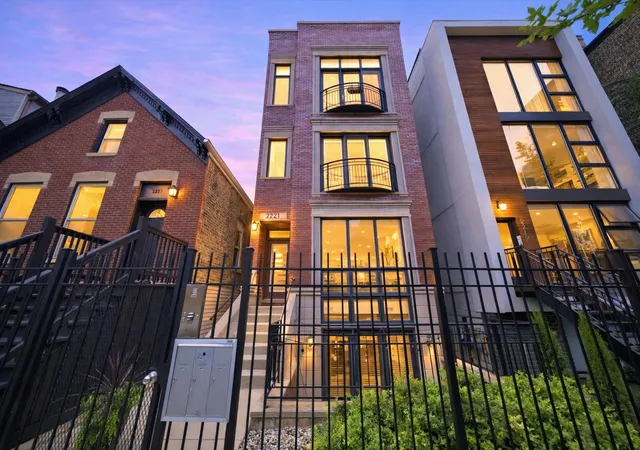 2221 N Hoyne Ave