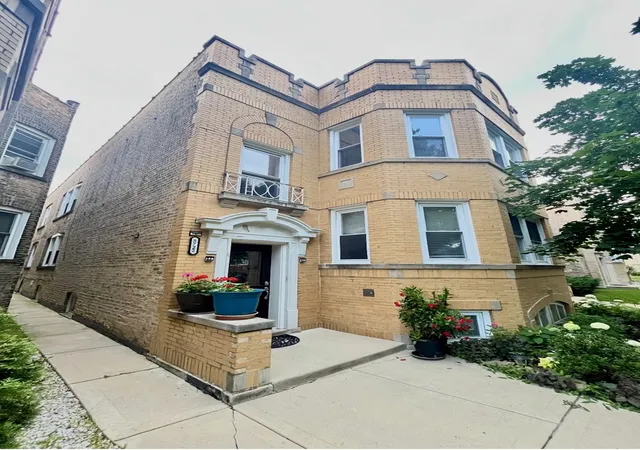 5722-n-richmond-st-chicago-il-60659/hzid_a8e1b3c6