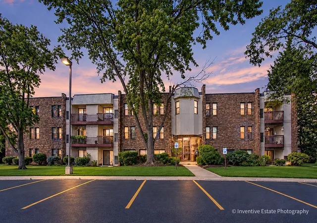 2212-country-clb-dr-4-woodridge-il-60517/hzid_9b5be20e