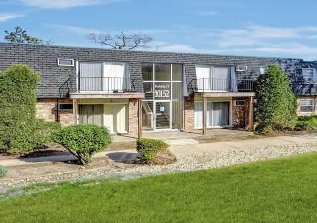 10152-s-84th-terrace-12-109-palos-hills-il-60465/hzid_9c01ce73