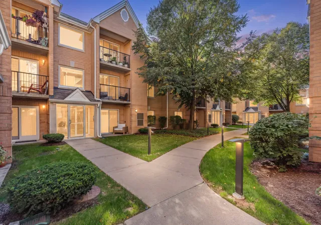8700-w-evelyn-ln-204-chicago-il-60656/hzid_e5c47492