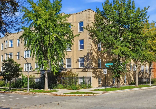 6305-n-claremont-ave-1-chicago-il-60659/hzid_1eafafc0