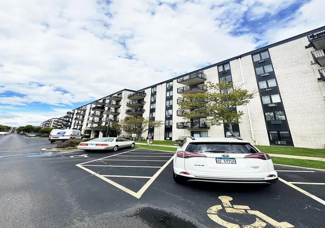 9098-w-terrace-dr-4-k-niles-il-60714/hzid_8391fb47