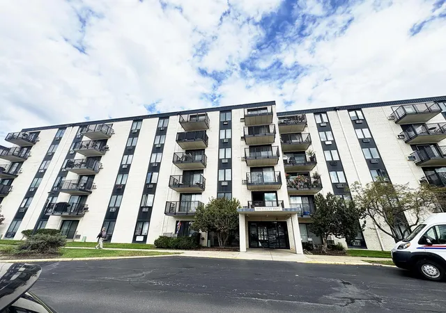 9098-w-terrace-dr-4-k-niles-il-60714/hzid_8391fb47