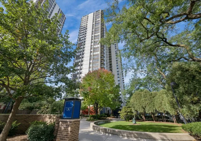 1360-n-sandburg-ter-1405c-chicago-il-60610/hzid_91e5d2a4