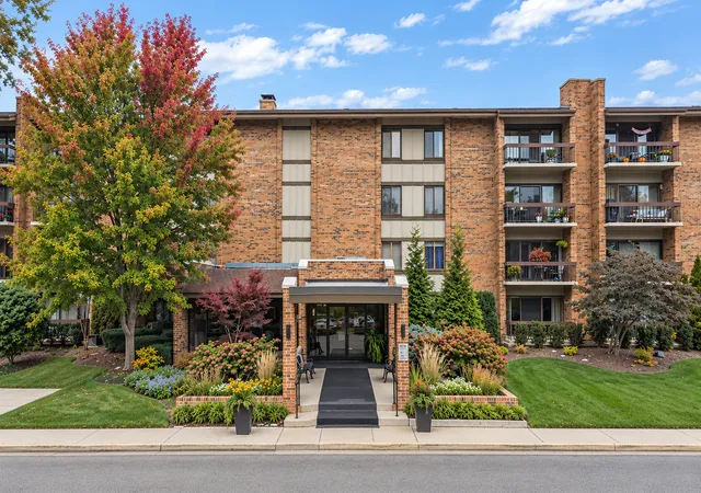 201-lake-hinsdale-dr-111-willowbrook-il-60527/hzid_fda4327b