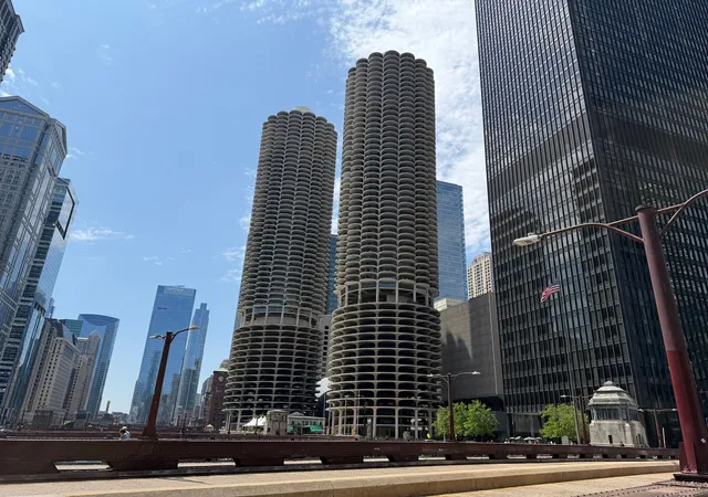 300-n-state-st-3903-chicago-il-60654/hzid_b4e0b2c7