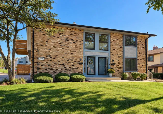 8329-portsmouth-dr-c-darien-il-60561/hzid_824332d6