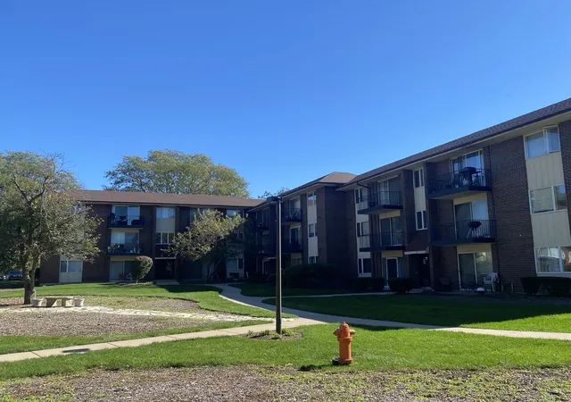 5s100-pebblewood-ln-d10-naperville-il-60563/hzid_4c080fa8